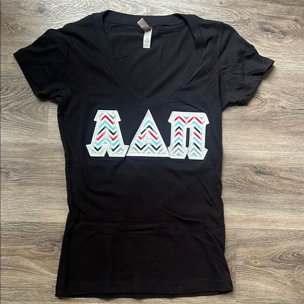 ADPi Letter V-Neck Shirt💎